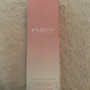 KYLIE SKIN FOAMING FACE WASH